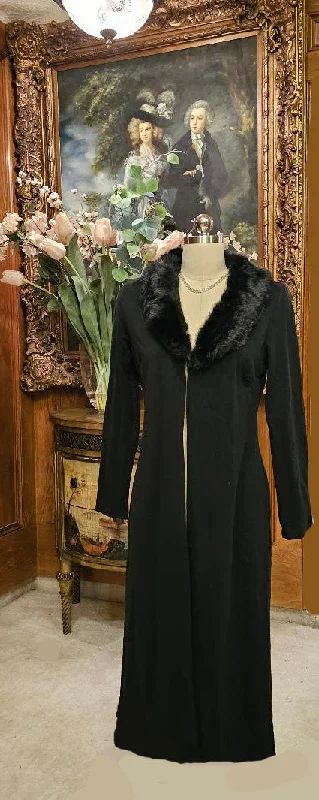 BLACK LIGHTWEIGHT DUSTER COAT FOR IN BETWEEN SEASONS WITH A FAUX FUR COLLAR Three-Quarter Sleeve Elbow Sleeve Wrist Sleeve BLACK LIGHTWEIGHT DUSTER COAT FOR IN BETWEEN SEASONS WITH A FAUX FUR COLLAR Three-Quarter Sleeve Elbow Sleeve Wrist Sleeve